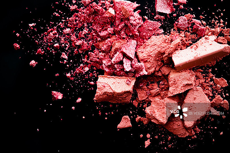 黑色背景上的碎眼影特写图片素材