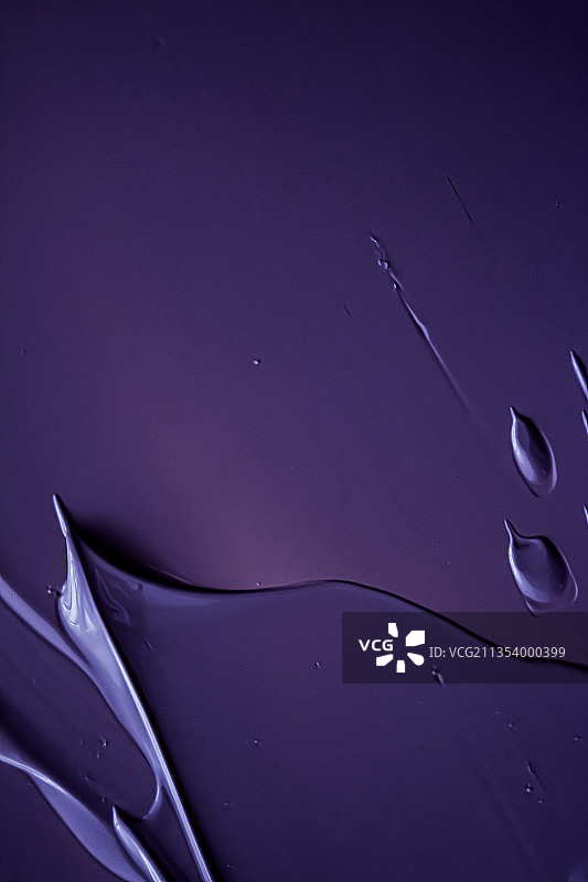 紫色表面上的水滴特写图片素材
