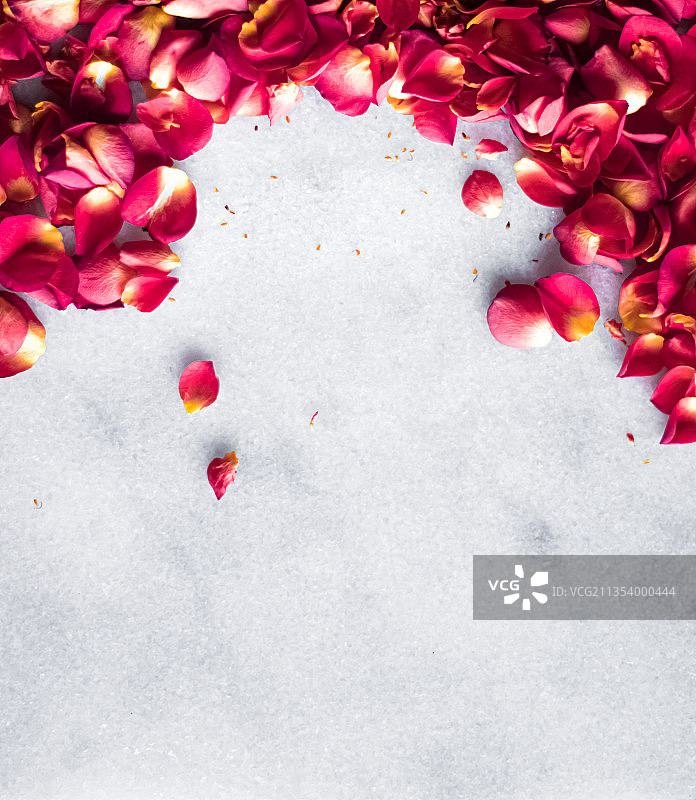 桌子上的红玫瑰俯视角度照片图片素材