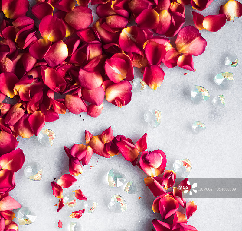 桌子上的玫瑰高角度景观图片素材