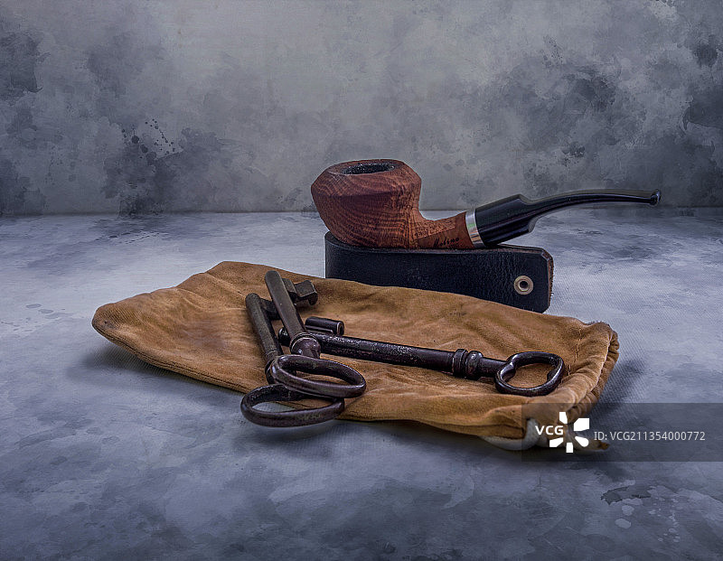 桌子上的手枪的俯视角度照片，德国巴特贝尔卡图片素材