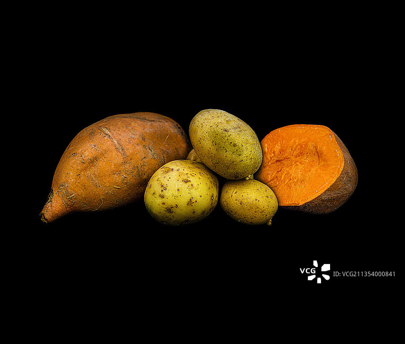 黑色背景下的马铃薯特写，德国巴特伯卡图片素材