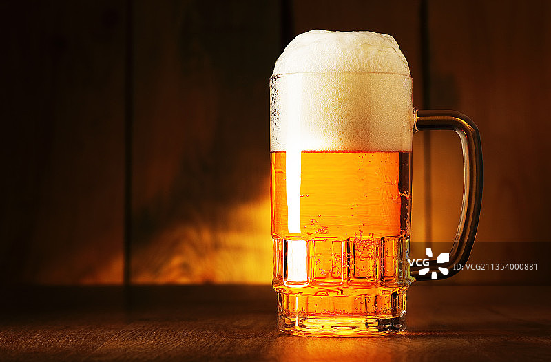 桌子上啤酒杯的特写图片素材