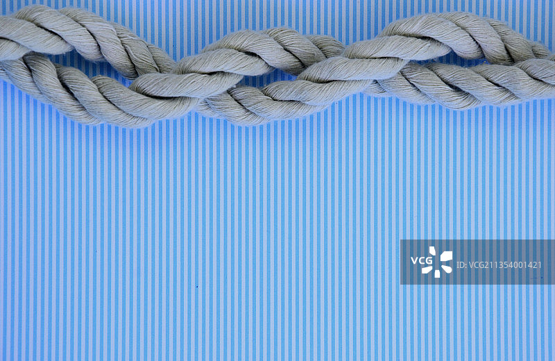 蓝色桌面上蓝色绳索的特写图片素材