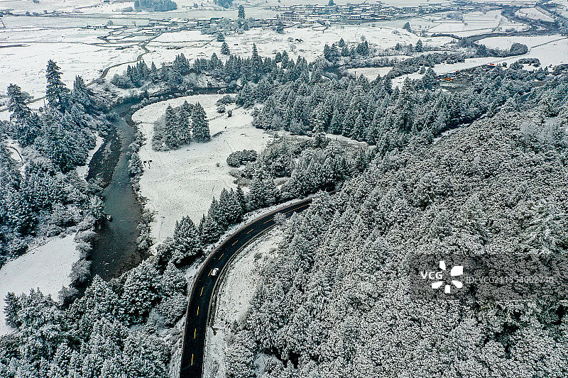 西藏林芝鲁朗林海三月的雪图片素材