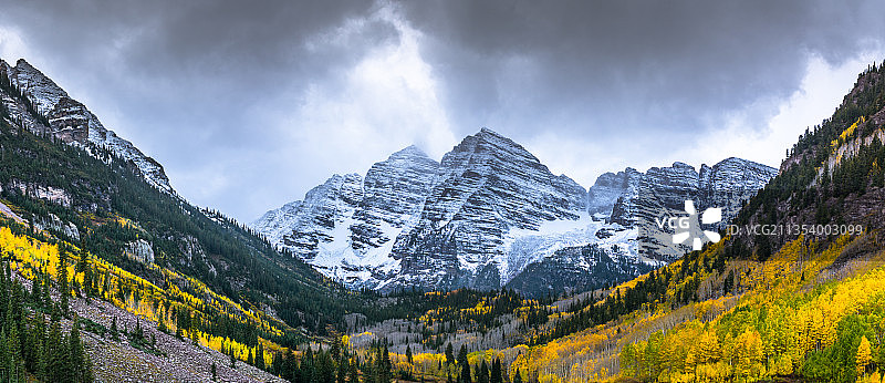 美国科罗拉多州皮特金县雪山全景图片素材