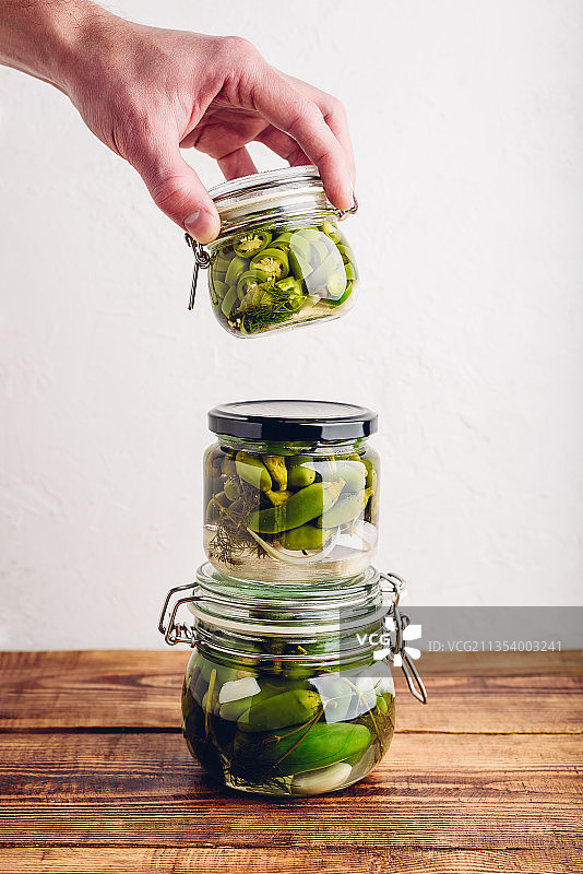 把硬币放在上的罐子里图片素材