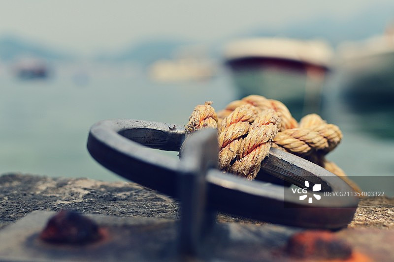 港口系在防撞板上的绳索特写图片素材