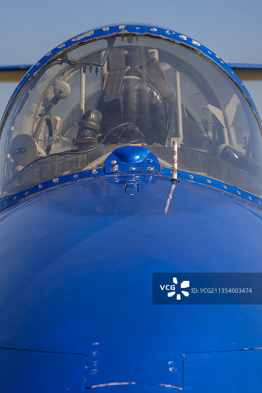 仰视乌克兰蓝天上方的飞机图片素材