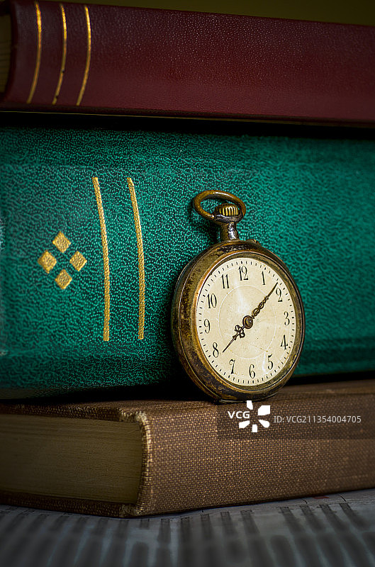 书本上的怀表特写，奥尔堡，丹麦图片素材