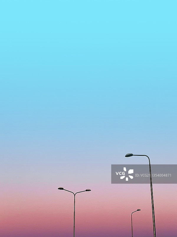 克罗地亚乌马格，日落时分晴空下路灯的仰视角度图片素材