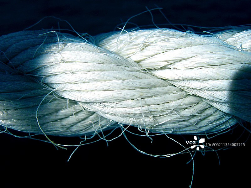 英国黑色背景下的绳索特写图片素材