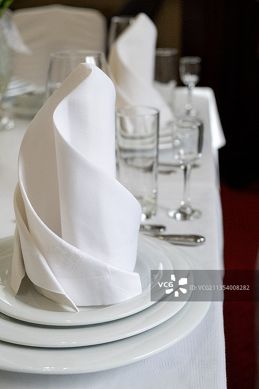 桌子上的盘子特写图片素材