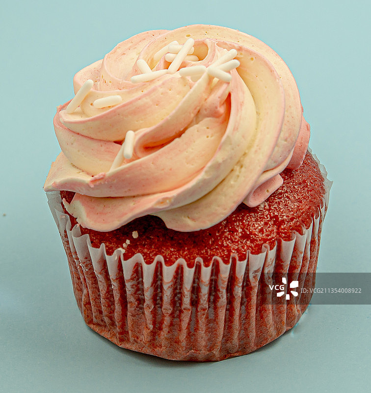 蓝色背景下的纸杯蛋糕特写图片素材