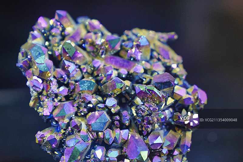 黑色背景上彩色宝石的特写图片素材