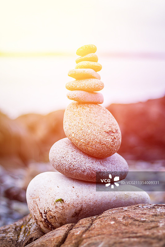 岩石上堆叠的鹅卵石特写图片素材