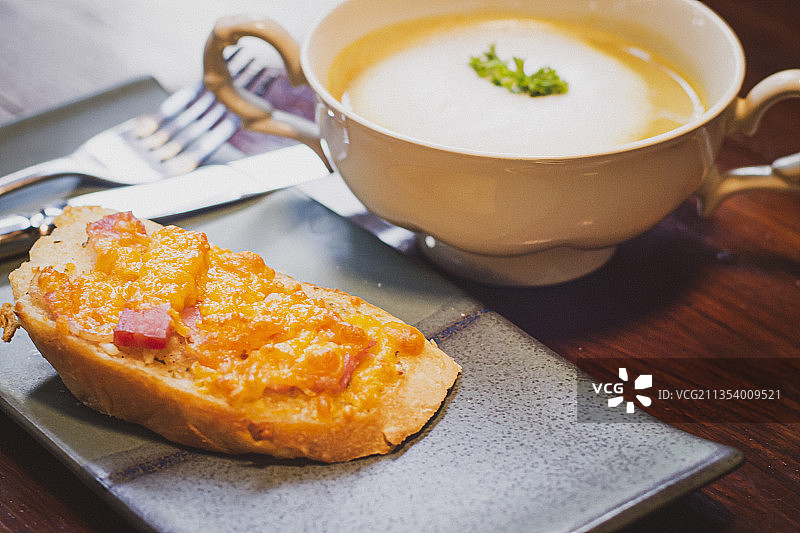 泰国餐桌上的碗中汤特写图片素材