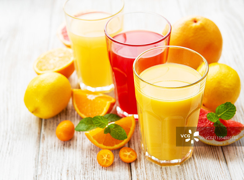 带有水果的桌面饮品特写图片素材