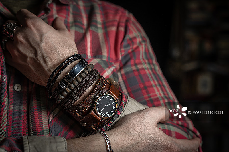 男子佩戴手表图片素材