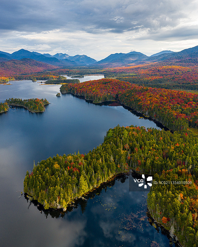 秋季纽约阿迪朗达克湖的风景图片素材