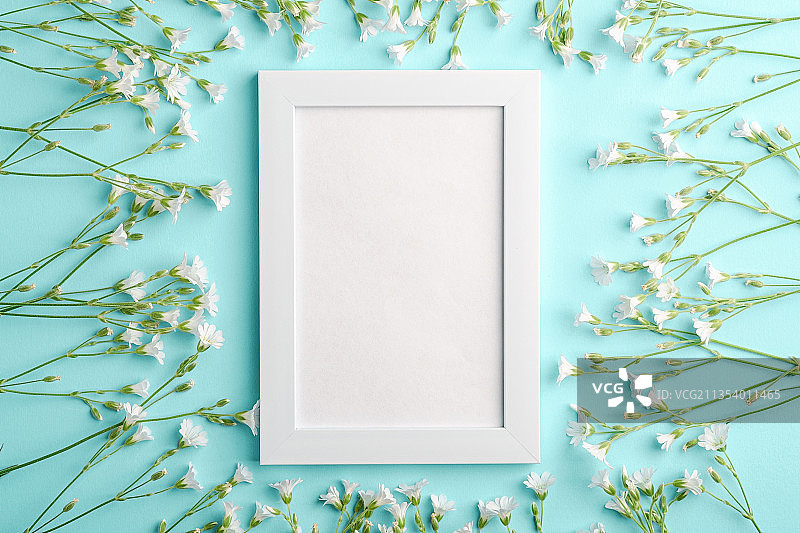 蓝色背景上的空白相框俯视照片图片素材