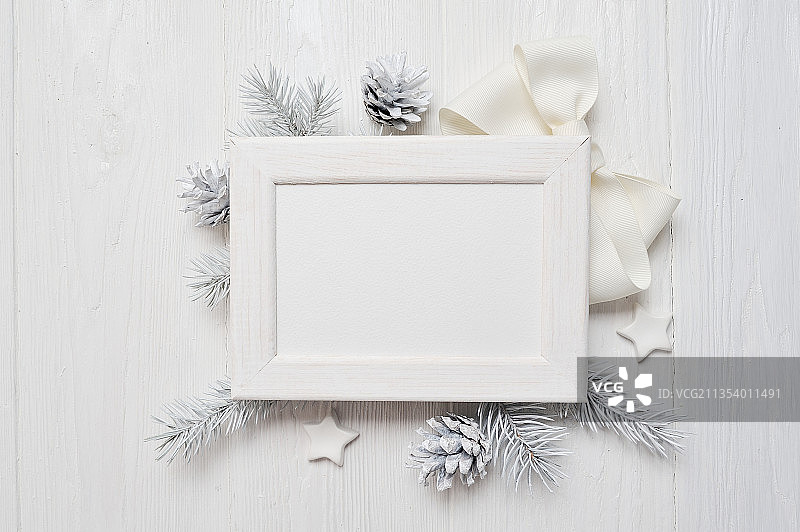 餐桌上的圣诞装饰品俯视图图片素材