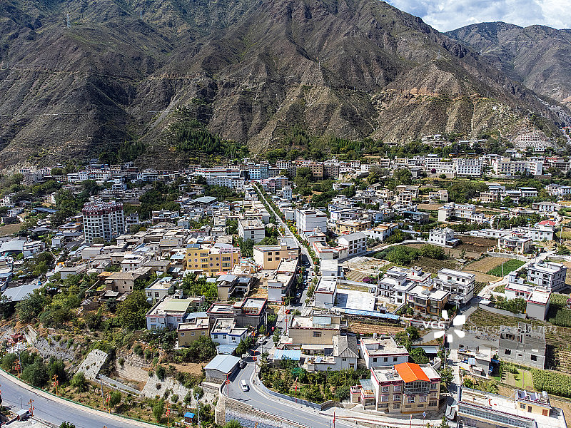 云南省迪庆州金沙江边的奔子栏镇图片素材