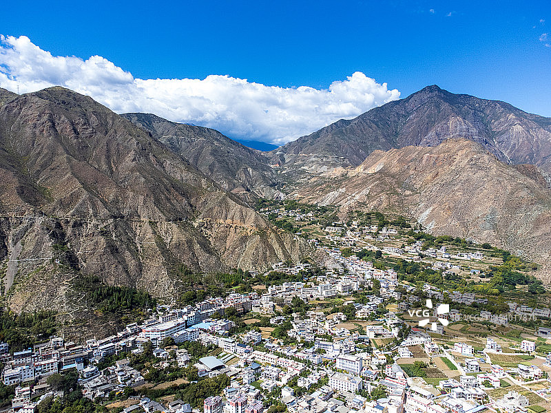 云南省迪庆州金沙江边的奔子栏镇图片素材