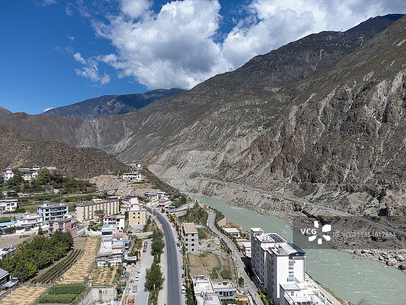云南省迪庆州金沙江边的奔子栏镇图片素材