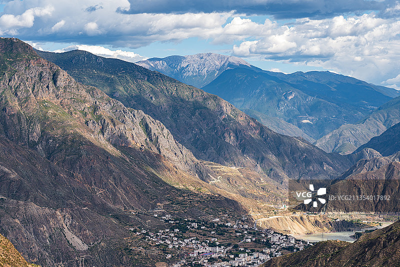 金沙江畔的甘孜州得荣县瓦卡镇图片素材