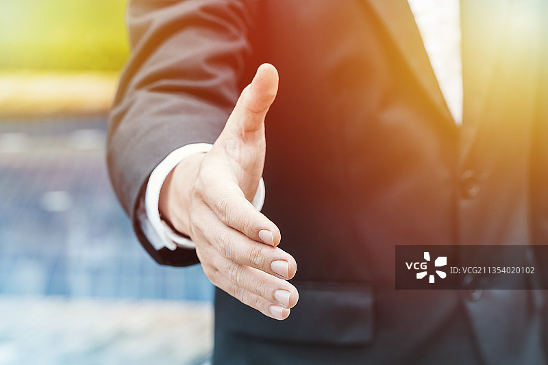 商人做出竖起大拇指的手势（腰部以上）图片素材