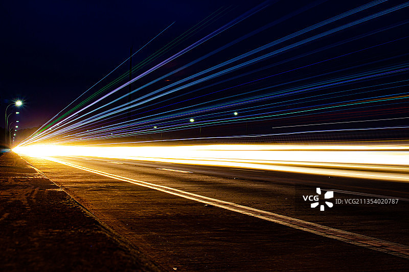 巴西夜晚道路上的光轨图片素材