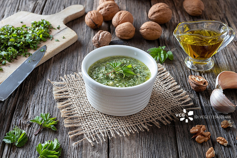 餐桌上食物的高角度视角图片素材