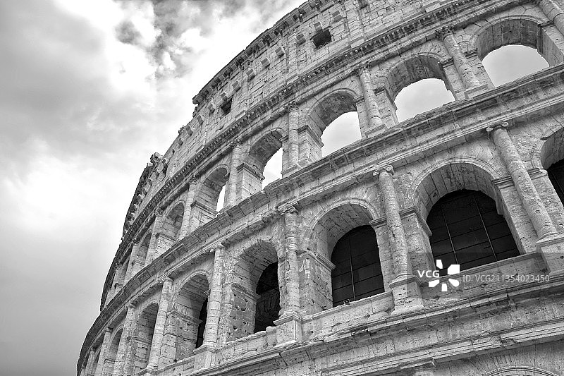 意大利科洛塞奥广场天空背景下的罗马竞技场低角度景观图片素材