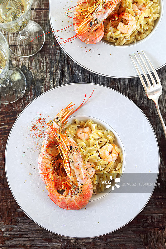 桌子上盘中对虾的俯视照片图片素材