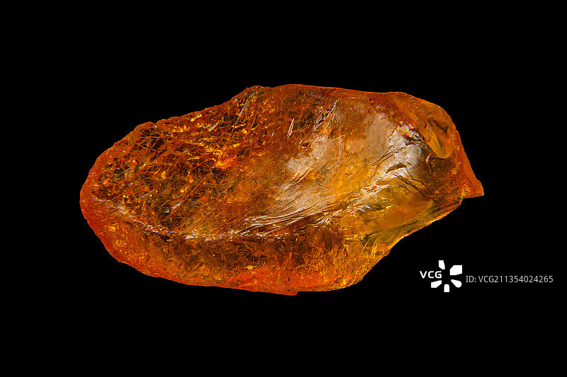 黑色背景下的岩石特写图片素材