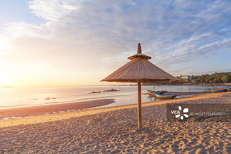 假期夏天海洋沙滩上的草亭图片素材