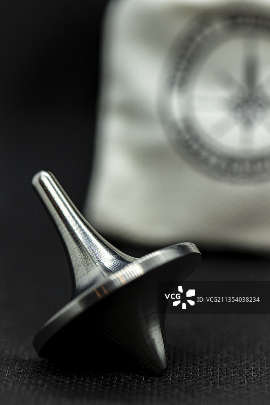 桌子上的扳手特写图片素材