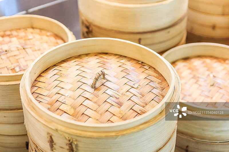 竹制容器在篮子中特写图片素材
