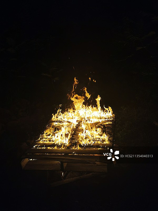 夜晚篝火特写图片素材