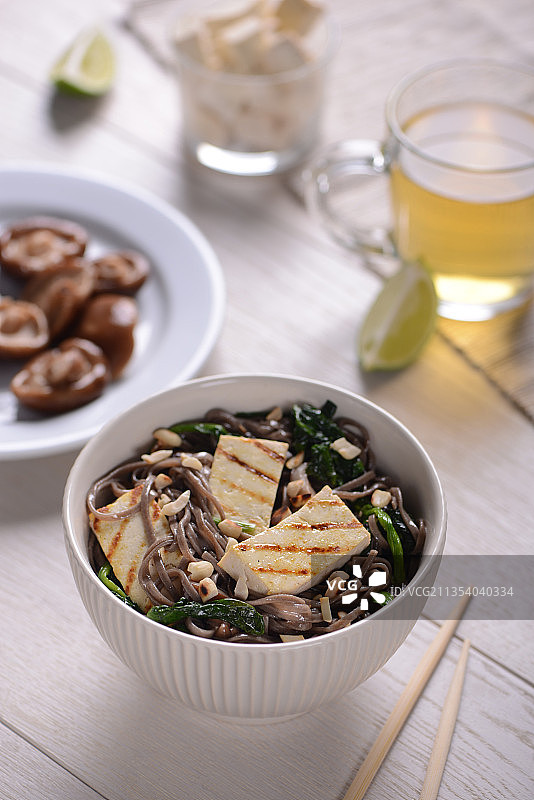 高角度的食物在碗上的桌子图片素材