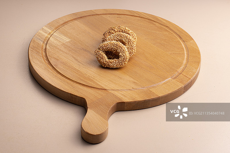 白色背景砧板上面包俯视图图片素材