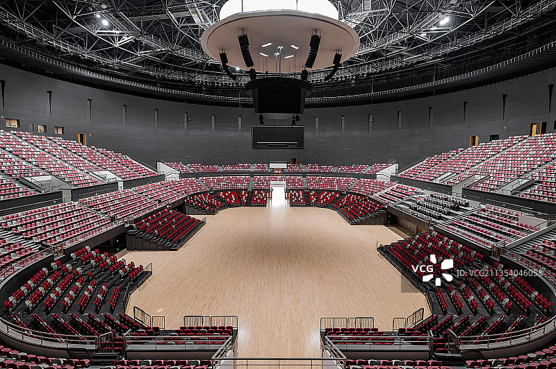 水平画幅拍摄室内灯光照射下的杭州运河亚运公园乒乓球馆主会场图片素材