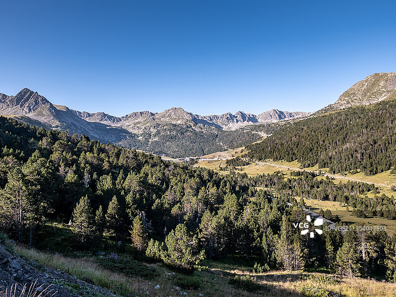 安道尔埃尔帕斯德拉卡萨的群山与晴朗蓝天美景图片素材