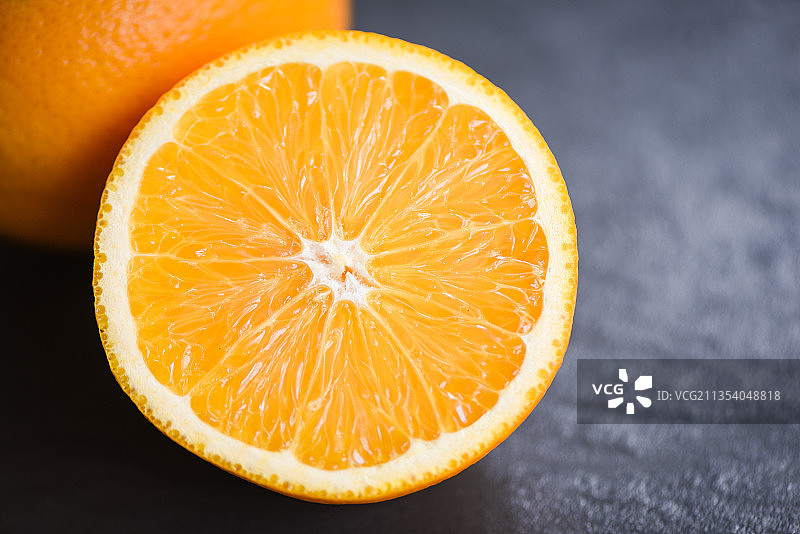 桌子上的橙子切片特写图片素材