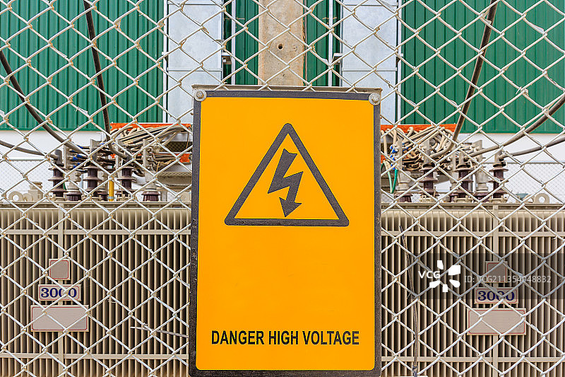 铁丝网上警告标志的特写图片素材