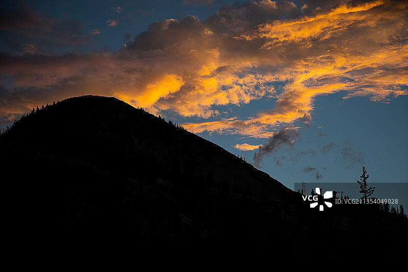 日落时分，美国犹他州盐湖城山脉剪影的低角度视图图片素材