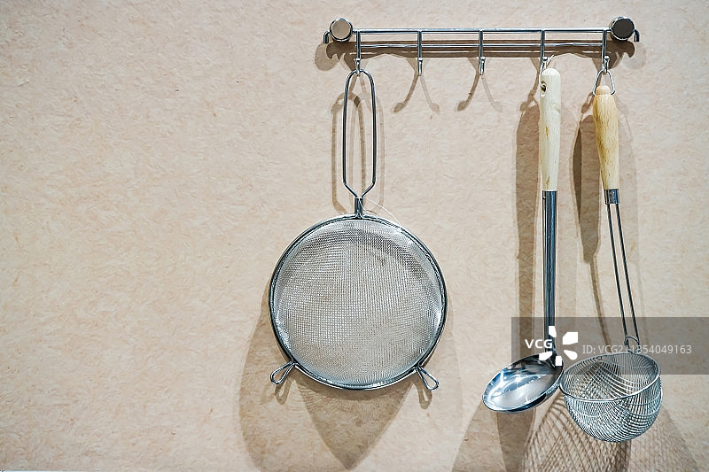 挂在墙上的厨房用具俯拍图片素材