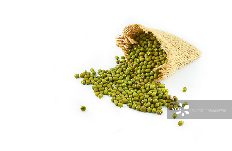 白色背景上的绿豆特写图片素材
