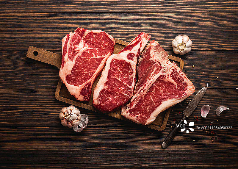 高角度拍摄的砧板上的肉图片素材